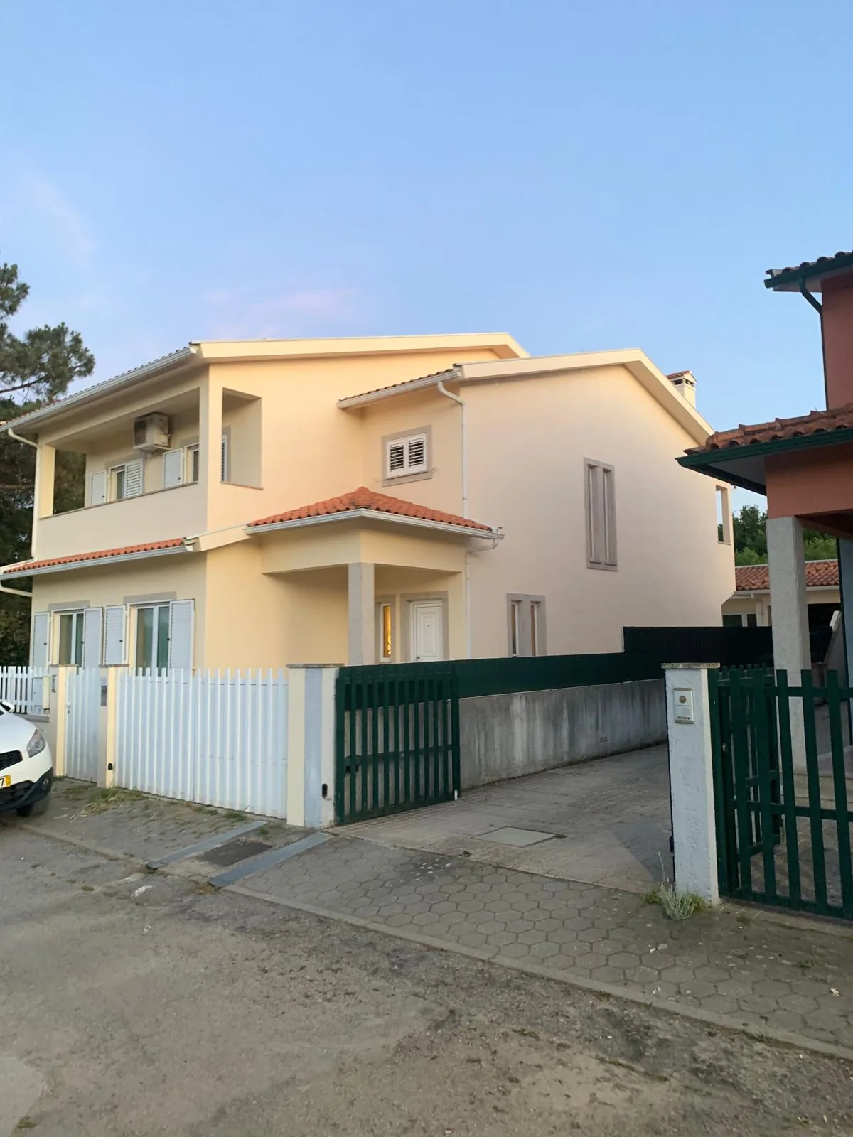 Moradia com pintura exterior e fachada executada pela LusoRev