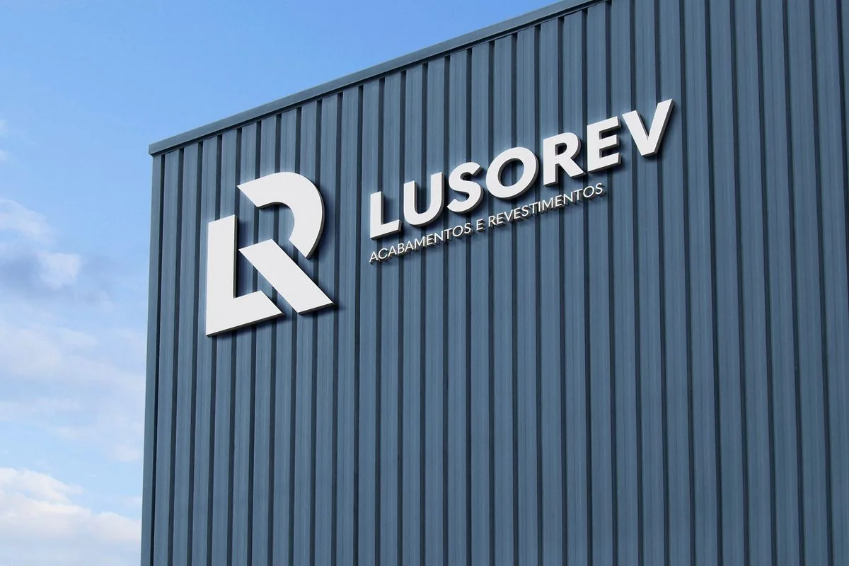 Aplicação da marca LusoRev na fachada da oficina